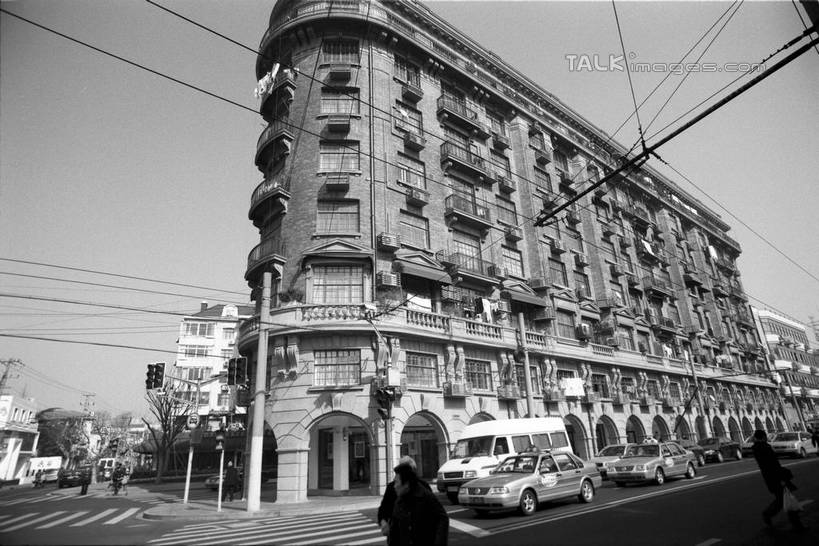 东方人,一个人,家,走,横图,黑白,室外,白天,仰视,旅游,度假,植物,标志建筑,道路,地标,建筑,路,人行横道,公路,汽车,上海,中国,亚洲,仅一个男性,仅一个人,服装,电力,电线,电线杆,线,房屋,屋子,公寓,人行道,枝条,电能,交通,线路,休闲装,黄种人,娱乐,建设,洋房,楼房,住宅,车,树,树木,树枝,仅一个年轻男性,衣服,绿色,天空,自然,交通工具,轿车,天,享受,休闲,休闲服,旅游胜地,放松,服饰,生长,成长,武康大楼,电,淮海路,电源,申,载具,人行横道线,能量,东亚,淮海中路,徐汇区,上海市,中华人民共和国,沪,华东地区,虬枝,枝杈,男人,男性,年轻男性,亚洲人,斑马线,马路,步行,散步,走路,半身,低角度拍摄,房子,东美特公寓,诺曼底公寓,shylt1