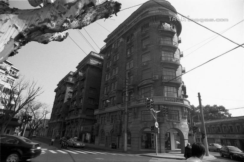 东方人,一个人,家,站,横图,黑白,室外,白天,仰视,旅游,度假,植物,标志建筑,道路,地标,建筑,路,人行横道,公路,汽车,上海,中国,亚洲,仅一个男性,仅一个人,服装,电力,电线,电线杆,线,房屋,屋子,人行道,枝条,电能,交通,线路,休闲装,黄种人,娱乐,建设,楼房,住宅,车,树,树木,树枝,仅一个年轻男性,衣服,绿色,天空,自然,交通工具,轿车,天,站着,享受,休闲,休闲服,旅游胜地,放松,服饰,生长,成长,武康大楼,电,淮海路,电源,申,载具,人行横道线,能量,东亚,淮海中路,徐汇区,上海市,中华人民共和国,沪,华东地区,虬枝,枝杈,男人,男性,年轻男性,亚洲人,斑马线,马路,站立,半身,低角度拍摄,房子,东美特公寓,诺曼底公寓,shylt1