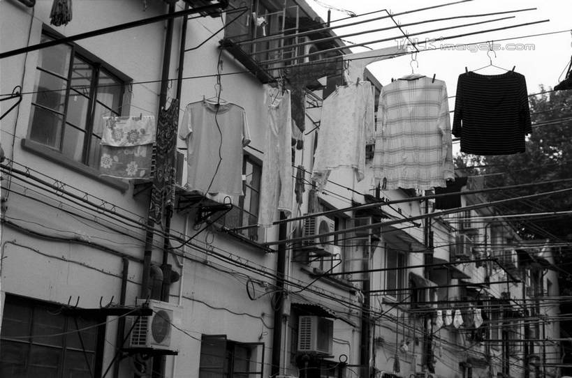 无人,家,栏杆,横图,黑白,室外,白天,仰视,度假,美景,窗户,城市风光,城市,上海,中国,亚洲,吊挂,悬挂,服装,电器,房屋,屋子,景观,公寓,围栏,挂,休闲装,娱乐,洋房,护栏,楼房,玻璃窗,住宅,空调,衣服,天空,晾衣绳,绳子,天,享受,休闲,休闲服,景色,放松,服饰,申,调节,舒适,家电,家用电器,调整,东亚,上海市,中华人民共和国,沪,华东地区,空气调节器,低角度拍摄,房子,shylt1
