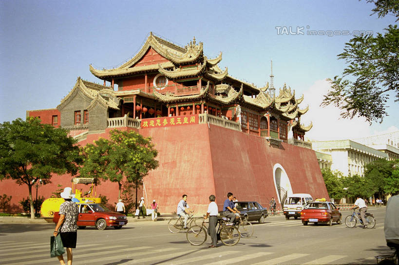 东方人,走,横图,室外,白天,仰视,旅游,度假,草地,草坪,名胜古迹,植物,标志建筑,道路,地标,建筑,路,路灯,公路,出租车,汽车,照明,中国,亚洲,行人,游客,游人,阴影,服装,遗迹,光线,影子,塔,灯光,交通,许多人,注视,休闲装,黄种人,古迹,文物,娱乐,建设,古建筑,宝塔,路人,旅客,佛塔,车,灯,草,树,树木,衣服,蓝色,绿色,蓝天,天空,阳光,自然,交通工具,轿车,天,观察,看,一群人,享受,休闲,休闲服,旅游胜地,放松,服饰,生长,晴朗,成长,观看,照亮,察看,照明设备,关注,载具,的士,计程车,古文明,东亚,宁夏,银川,玉皇阁,万里无云,首府,中华人民共和国,西北地区,银川市,宁夏回族自治区,宁,浮图,浮屠,过客,男人,男性,年轻男性,年轻女性,女人,女性,亚洲人,晴空,晴空万里,马路,步行,散步,走路,彩图,低角度拍摄,全身,塔婆,浮图塔,浮头,佛图,shzwj1