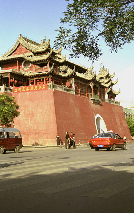 无人,竖图,室外,白天,仰视,旅游,度假,草地,草坪,名胜古迹,植物,标志建筑,道路,地标,建筑,路,路灯,公路,出租车,汽车,照明,中国,亚洲,阴影,遗迹,光线,影子,塔,灯光,交通,古迹,文物,娱乐,建设,古建筑,宝塔,佛塔,车,灯,草,树,树木,蓝色,绿色,蓝天,天空,阳光,自然,交通工具,轿车,天,享受,休闲,旅游胜地,放松,生长,晴朗,成长,照亮,照明设备,载具,的士,计程车,古文明,东亚,宁夏,银川,玉皇阁,万里无云,首府,中华人民共和国,西北地区,银川市,宁夏回族自治区,宁,浮图,浮屠,晴空,晴空万里,马路,彩图,低角度拍摄,塔婆,浮图塔,浮头,佛图,shzwj1