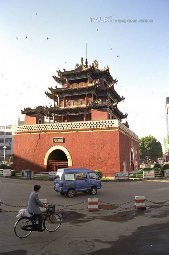 东方人,一个人,坐,竖图,室外,白天,仰视,旅游,度假,石头,名胜古迹,植物,标志建筑,道路,地标,建筑,路,公路,自行车,汽车,雕塑,中国,亚洲,仅一个男性,仅一个人,阴影,服装,遗迹,艺术,装饰,光线,标志,雕刻,牌匾,石子,瓦片,文字,影子,字符,墙,屋顶,交通,顶棚,瓦,注视,休闲装,黄种人,古迹,文化,文物,娱乐,标识,建设,古建筑,墙壁,墙面,车,脚踏车,树,树木,仅一个年轻男性,衣服,蓝色,绿色,蓝天,天空,阳光,自然,工艺品,交通工具,轿车,天,观察,看,骑车,享受,休闲,休闲服,汉字,旅游胜地,放松,建造,服饰,生长,晴朗,成长,观看,纪念,美术,察看,关注,中文,载具,主题,陈列,古文明,东亚,屋瓦,宁夏,银川,玉皇阁,万里无云,首府,中华人民共和国,功能,美学,国文,华文,西北地区,银川市,宁夏回族自治区,宁,男人,男性,年轻男性,亚洲人,石块,晴空,晴空万里,马路,坐着,彩图,低角度拍摄,全身,shzwj1