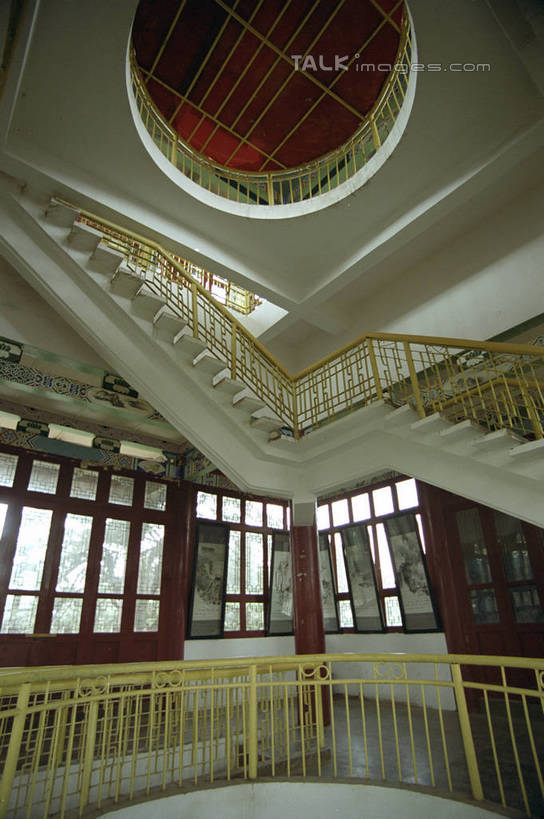 无人,寺庙,栏杆,竖图,室内,白天,仰视,旅游,度假,名胜古迹,楼梯,标志建筑,地标,建筑,昆明,中国,亚洲,节日,遗迹,扶手,阶梯,燃烧,古迹,文化,文物,娱乐,建设,古建筑,护栏,云南,台阶,香火,庙宇,祈祷,享受,休闲,健康,旅游胜地,放松,许愿,宗教,信仰,纪念,祈求,昆明市,古文明,东亚,云南省,中华人民共和国,省会,西南地区,滇,平安,彩图,低角度拍摄,庙,寺,西山区,shzwj1