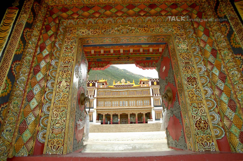 无人,横图,室外,白天,仰视,旅游,度假,名胜古迹,山,山脉,标志建筑,地标,建筑,香格里拉,中国,亚洲,阴影,花纹,遗迹,装饰,光线,影子,墙,山顶,山峰,山峦,古迹,文物,娱乐,建设,古建筑,墙壁,墙面,阳光,群山,享受,休闲,旅游胜地,放松,四川省,华丽,修饰,点缀,古文明,东亚,四川,稻城,甘孜藏族自治州,中华人民共和国,西南地区,衬托,美观,雅致,雅观,川,甘孜,甘孜州,颠峰,极峰,彩图,低角度拍摄,稻城县,shzwj1