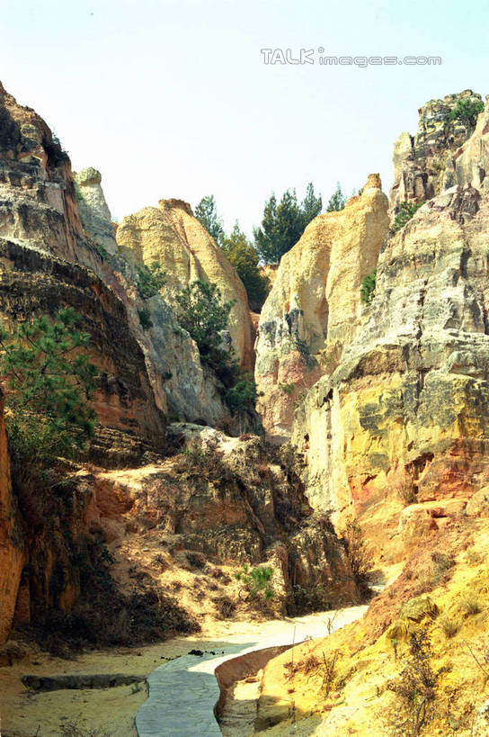 无人,竖图,室外,白天,正面,旅游,度假,石头,美景,山,山脉,植物,道路,路,昆明,中国,阴影,光线,石子,影子,景观,山顶,山峰,小路,交通,山峦,娱乐,云南,树,树木,蓝色,绿色,蓝天,天空,阳光,自然,群山,天,享受,休闲,景色,放松,乡间小路,生长,晴朗,成长,自然风光,昆明市,云南省,万里无云,中华人民共和国,省会,西南地区,滇,颠峰,极峰,石块,晴空,晴空万里,彩图,宜良县,shzwj1