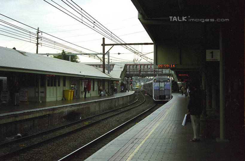 西方人,一个人,火车站,站,横图,室外,白天,正面,度假,美景,城市风光,城市,路,铁路,火车,欧洲,澳大利亚,欧洲人,仅一个男性,仅一个人,服装,电力,电线,电线杆,线,景观,电能,轨道,交通,铁轨,线路,休闲装,娱乐,车,仅一个年轻男性,衣服,交通工具,站着,享受,休闲,休闲服,景色,放松,运输,服饰,电,电源,载具,大洋洲,能量,澳洲,南方大陆,澳大利亚联邦,男人,男性,年轻男性,白种人,站立,彩图,全身,铁路车站,铁路站,shzwj1