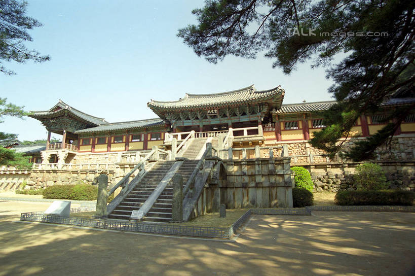 无人,寺庙,栏杆,横图,室外,白天,仰视,旅游,度假,石头,名胜古迹,植物,楼梯,标志建筑,地标,建筑,庆州,韩国,亚洲,阴影,节日,遗迹,光线,扶手,石子,影子,阶梯,燃烧,古迹,文化,文物,娱乐,建设,古建筑,护栏,台阶,树,树木,蓝色,绿色,蓝天,天空,阳光,自然,香火,庙宇,天,祈祷,享受,休闲,健康,旅游胜地,放松,许愿,宗教,信仰,生长,晴朗,成长,纪念,祈求,古文明,东亚,佛国寺,万里无云,大韩民国,庆尚北道,庆州市,平安,石块,晴空,晴空万里,彩图,低角度拍摄,庙,寺,道,shzwj1