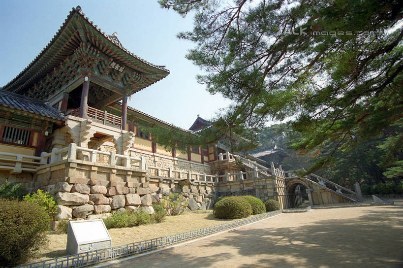 无人,寺庙,横图,室外,白天,仰视,旅游,度假,名胜古迹,植物,标志建筑,地标,建筑,庆州,韩国,亚洲,阴影,节日,遗迹,光线,瓦片,影子,屋顶,燃烧,顶棚,瓦,古迹,文化,文物,娱乐,建设,古建筑,树,树木,蓝色,绿色,蓝天,天空,阳光,自然,香火,庙宇,天,祈祷,享受,休闲,健康,旅游胜地,放松,许愿,宗教,建造,信仰,生长,晴朗,成长,纪念,祈求,古文明,东亚,屋瓦,佛国寺,万里无云,大韩民国,庆尚北道,庆州市,平安,晴空,晴空万里,彩图,低角度拍摄,庙,寺,道,shzwj1