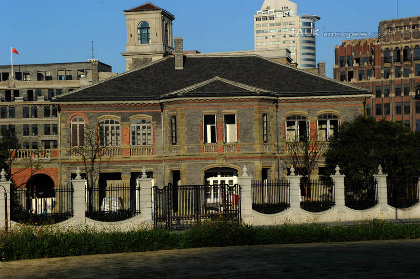 无人,家,横图,室外,白天,正面,度假,美景,植物,门,城市风光,标志建筑,城市,道路,地标,建筑,路,公路,上海,中国,亚洲,阴影,环保,光线,影子,房屋,屋子,景观,公寓,建筑群,防护,交通,娱乐,建设,虹口区,洋房,楼房,住宅,树,树木,蓝色,绿色,蓝天,天空,阳光,自然,门框,天,享受,休闲,景色,放松,生长,晴朗,成长,申,美好,美妙,间隔,东亚,上海市,上海邮政大楼,上海邮电大楼,上海邮政博物馆,万里无云,中华人民共和国,沪,华东地区,美观,雅观,绿篱,生篱,树篱,植篱,晴空,晴空万里,马路,彩图,房子,上海邮政总局,shzxz1