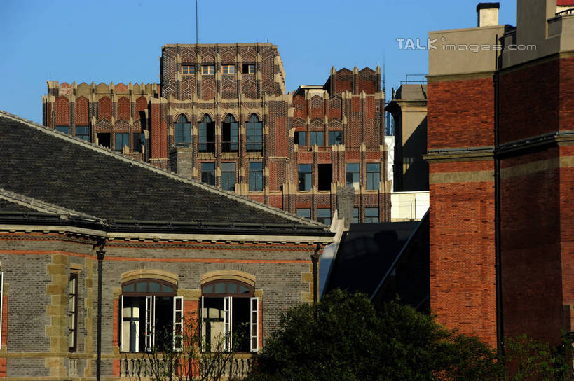 无人,博物馆,家,横图,室外,白天,仰视,度假,美景,城市风光,标志建筑,城市,地标,建筑,上海,中国,亚洲,阴影,研究,光线,影子,房屋,屋子,景观,公寓,建筑群,教育,娱乐,建设,虹口区,洋房,楼房,住宅,蓝色,蓝天,天空,阳光,天,享受,休闲,景色,放松,晴朗,展览,申,欣赏,陈列,东亚,上海市,上海邮政大楼,上海邮电大楼,上海邮政博物馆,万里无云,中华人民共和国,沪,华东地区,典藏,晴空,晴空万里,彩图,低角度拍摄,房子,上海邮政总局,shzxz1
