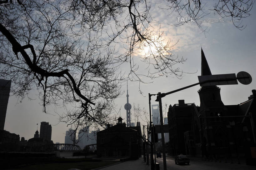 无人,博物馆,高楼大厦,横图,室外,白天,仰视,度假,美景,太阳,植物,城市风光,城市,大厦,建筑,摩天大楼,上海,中国,亚洲,阴影,研究,光线,影子,景观,枝条,背光,教育,娱乐,东方明珠,虹口区,浦东,树,树木,树枝,蓝色,绿色,蓝天,天空,阳光,自然,天,享受,休闲,景色,放松,生长,晴朗,成长,展览,申,欣赏,逆光,陈列,浦东新区,东亚,东方明珠广播电视塔,东方明珠电视塔,上海市,上海邮政大楼,上海邮电大楼,上海邮政博物馆,万里无云,中华人民共和国,沪,华东地区,虬枝,枝杈,典藏,晴空,晴空万里,彩图,低角度拍摄,大楼,高层建筑,高楼,摩天楼,上海邮政总局,shzxz1