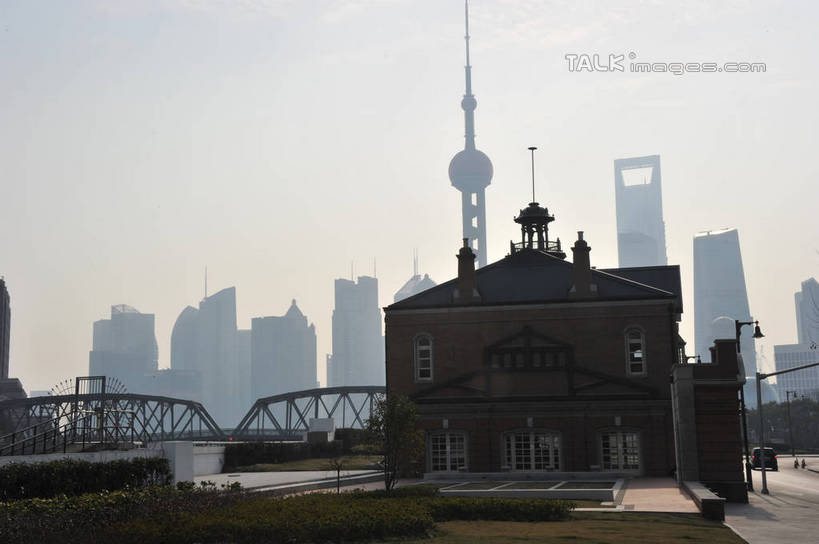 无人,博物馆,高楼大厦,横图,室外,白天,正面,度假,美景,太阳,植物,城市风光,城市,大厦,建筑,摩天大楼,上海,中国,亚洲,阴影,研究,光线,影子,景观,枝条,背光,教育,娱乐,东方明珠,虹口区,浦东,树,树木,树枝,蓝色,绿色,蓝天,天空,阳光,自然,天,享受,休闲,景色,放松,生长,晴朗,成长,展览,申,欣赏,逆光,陈列,浦东新区,外白渡桥,东亚,东方明珠广播电视塔,东方明珠电视塔,上海市,上海邮政大楼,上海邮电大楼,上海邮政博物馆,万里无云,中华人民共和国,沪,华东地区,虬枝,枝杈,典藏,晴空,晴空万里,彩图,大楼,高层建筑,高楼,摩天楼,花园桥,威尔斯桥,上海邮政总局,shzxz1