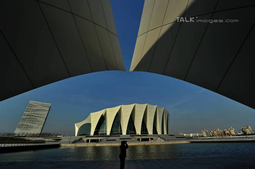 无人,体育馆,高楼大厦,运动场,横图,室外,白天,正面,度假,湖,湖泊,美景,水,城市风光,城市,大厦,建筑,摩天大楼,上海,中国,亚洲,阴影,光线,影子,湖面,景观,水流,水面,娱乐,体育场,浦东,蓝色,蓝天,天空,阳光,湖水,天,享受,休闲,景色,放松,晴朗,申,浦东新区,上海东方体育中心,东亚,上海市,万里无云,中华人民共和国,沪,华东地区,运动馆,晴空,晴空万里,彩图,大楼,高层建筑,高楼,摩天楼,海上皇冠,上海水上竞技中心,shzxz1