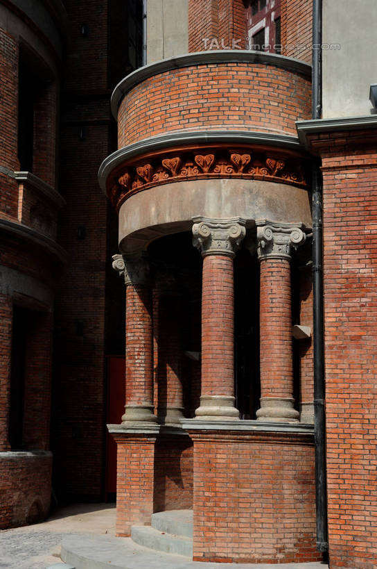 无人,家,竖图,室外,白天,正面,度假,建材,美景,窗户,城市风光,标志建筑,城市,地标,建筑,上海,中国,亚洲,标志,材料,文字,砖,砖块,字符,房屋,墙,屋子,景观,公寓,建筑群,娱乐,标识,建设,洋房,圆明园路,楼房,玻璃窗,墙壁,墙面,住宅,享受,休闲,汉字,砖头,景色,放松,建造,红砖,申,中文,黄浦区,外滩源,圆明园公寓,东亚,上海市,中华人民共和国,沪,华东地区,国文,华文,石料,彩图,房子,砌墙砖,shzxz1