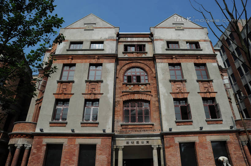 无人,家,横图,室外,白天,仰视,度假,建材,美景,植物,窗户,门,城市风光,标志建筑,城市,地标,建筑,上海,中国,亚洲,阴影,光线,标志,材料,文字,影子,砖,砖块,字符,房屋,墙,屋子,景观,公寓,建筑群,枝条,娱乐,标识,建设,洋房,圆明园路,楼房,玻璃窗,墙壁,墙面,住宅,树,树木,树枝,蓝色,绿色,蓝天,天空,阳光,自然,门框,天,享受,休闲,汉字,砖头,景色,放松,建造,红砖,生长,晴朗,成长,申,中文,黄浦区,外滩源,圆明园公寓,东亚,上海市,万里无云,中华人民共和国,沪,华东地区,国文,华文,虬枝,枝杈,石料,晴空,晴空万里,彩图,低角度拍摄,房子,砌墙砖,shzxz1