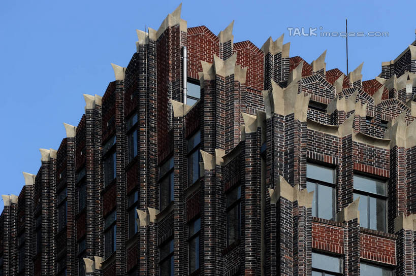 无人,家,横图,室外,白天,仰视,度假,建材,美景,窗户,城市风光,标志建筑,城市,地标,建筑,上海,中国,亚洲,阴影,光线,材料,影子,砖,砖块,房屋,墙,屋子,景观,公寓,建筑群,娱乐,建设,洋房,圆明园路,楼房,玻璃窗,墙壁,墙面,住宅,蓝色,蓝天,天空,阳光,天,享受,休闲,砖头,景色,放松,建造,晴朗,申,黄浦区,外滩源,圆明园公寓,东亚,上海市,万里无云,中华人民共和国,沪,华东地区,石料,晴空,晴空万里,彩图,低角度拍摄,房子,砌墙砖,shzxz1