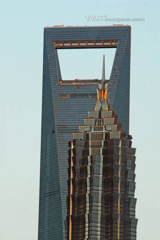 无人,高楼大厦,竖图,室外,白天,仰视,度假,美景,城市风光,标志建筑,城市,大厦,地标,建筑,摩天大楼,上海,中国,亚洲,阴影,光线,影子,景观,娱乐,建设,金茂大厦,浦东,蓝色,蓝天,天空,阳光,天,享受,休闲,景色,放松,环球金融中心,晴朗,申,金融中心,陆家嘴,陆家嘴金融贸易区,浦东新区,上海环球金融中心,东亚,上海市,万里无云,中华人民共和国,沪,华东地区,金茂大楼,环球金融中心大厦,晴空,晴空万里,彩图,低角度拍摄,大楼,高层建筑,高楼,摩天楼,shzxz1