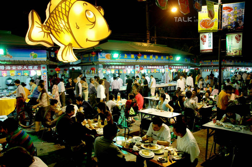 东方人,餐厅,站,坐,走,吃,横图,俯视,室内,夜晚,烹饪,中餐,餐桌,筷子,桌子,餐具,照明,亚洲,行人,游客,游人,握,阴影,服装,朦胧,模糊,光线,化学,彩灯,碟子,盘,影子,灯光,料理,食品,许多人,拿,拿着,休闲装,黄种人,文化,传统,菜肴,美食,路人,旅客,刺激,灯,食物,衣服,盘子,灯具,碟,站着,一群人,休闲,休闲服,中式,握着,服饰,花灯,佳肴,餐台,礼节,腐蚀,照亮,气体,照明设备,礼仪,过客,无色,男人,男性,年轻男性,年轻女性,女人,女性,亚洲人,进餐用具,步行,嚼,散步,食,站立,走路,坐着,半身,彩图,高角度拍摄,餐馆,饭店,饭馆,氨,氨气,shzxz1