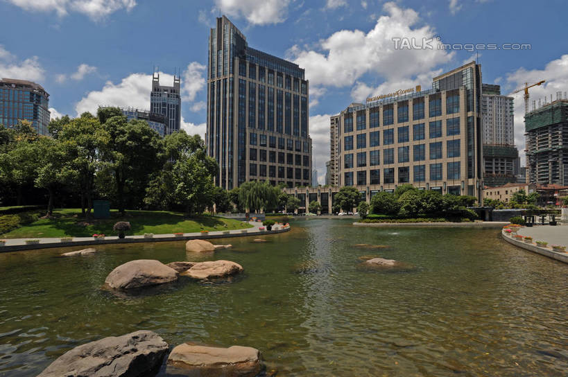 无人,高楼大厦,横图,室外,白天,正面,度假,湖,湖泊,石头,美景,水,城市风光,城市,大厦,建筑,摩天大楼,上海,中国,亚洲,阴影,光线,石子,影子,湖面,景观,水流,水面,云,云朵,云彩,娱乐,蓝色,白云,蓝天,天空,阳光,湖水,天,享受,休闲,景色,放松,晴朗,申,东亚,上海市,中华人民共和国,沪,华东地区,石块,岩石,晴空,彩图,大楼,高层建筑,高楼,摩天楼,shzxz1