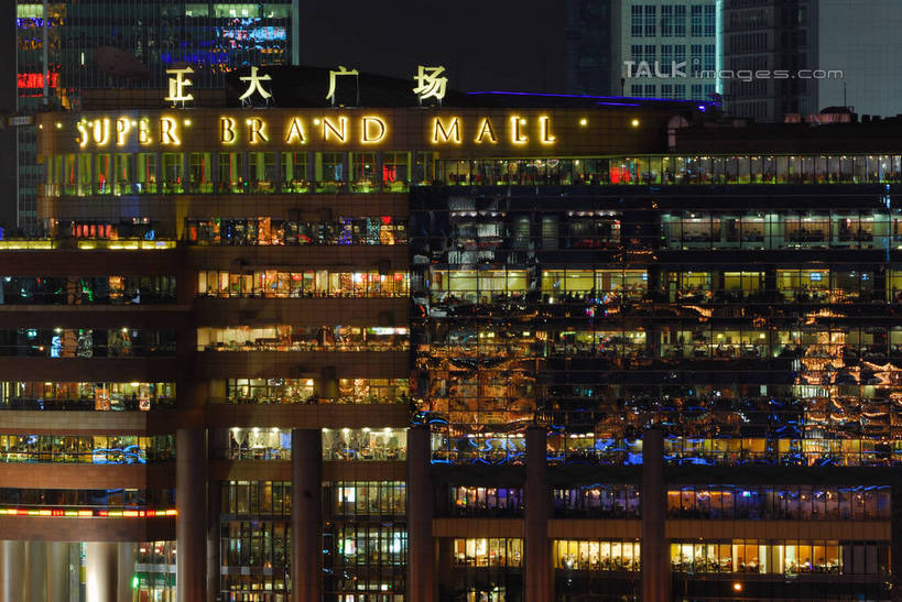 无人,高楼大厦,商店,横图,俯视,彩色,室外,夜晚,购物,度假,消费,美景,城市风光,超市,城市,大厦,建筑,摩天大楼,霓虹灯,商场,夜景,上海,中国,亚洲,阴影,朦胧,模糊,光线,标志,文字,影子,字符,景观,灯光,七彩,娱乐,光源,标识,浦东,霓虹,灯,享受,休闲,汉字,景色,放松,金融,百货,申,照明设备,中文,选购,贸易,百货公司,陆家嘴,浦东新区,正大广场,东亚,上海市,中华人民共和国,沪,华东地区,氖灯,血拼,国文,华文,彩图,高角度拍摄,大楼,高层建筑,高楼,购物商场,购物中心,摩天楼,商业中心,shzxz1