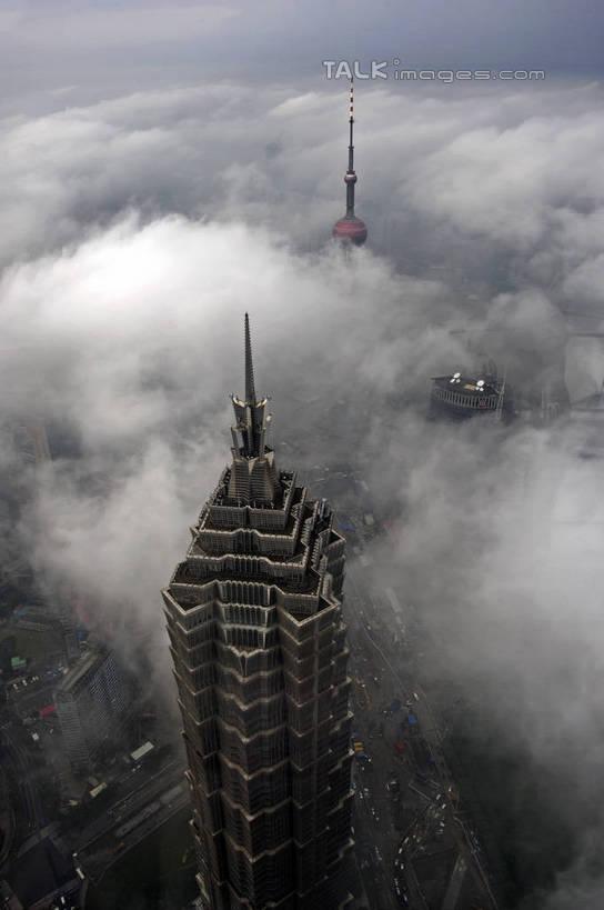 无人,高楼大厦,竖图,俯视,航拍,室外,白天,度假,美景,雾,城市风光,标志建筑,城市,大厦,地标,建筑,摩天大楼,上海,中国,亚洲,朦胧,模糊,景观,云,云朵,云彩,娱乐,建设,东方明珠,金茂大厦,浦东,白云,享受,休闲,景色,放松,申,迷雾,鸟瞰,金融中心,陆家嘴,陆家嘴金融贸易区,浦东新区,东亚,东方明珠广播电视塔,东方明珠电视塔,上海市,中华人民共和国,沪,华东地区,金茂大楼,大雾,彩图,高角度拍摄,大楼,高层建筑,高楼,摩天楼,shzxz1