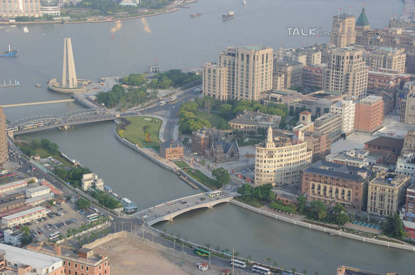 无人,公园,家,高楼大厦,横图,俯视,航拍,室外,白天,度假,河流,美景,水,植物,城市风光,标志建筑,城市,大桥,大厦,道路,地标,建筑,路,摩天大楼,桥梁,公路,上海,中国,亚洲,阴影,光线,影子,房屋,屋子,河水,景观,水流,公寓,斜拉桥,桥,交通,娱乐,建设,虹口区,黄浦江,洋房,楼房,住宅,树,树木,绿色,倒影,阳光,自然,外滩,享受,休闲,景色,放松,生长,成长,申,倒映,鸟瞰,黄浦区,浦西,苏州河,外白渡桥,乍浦路桥,东亚,人民英雄纪念塔,光陆大戏院,乍浦路,上海市,中华人民共和国,沪,华东地区,反照,斜张桥,黄浦公园,马路,彩图,高角度拍摄,房子,大楼,高层建筑,高楼,摩天楼,花园桥,威尔斯桥,纪念塔,上海市人民英雄纪念塔,博物院路,春申江,虎丘路,shzxz1