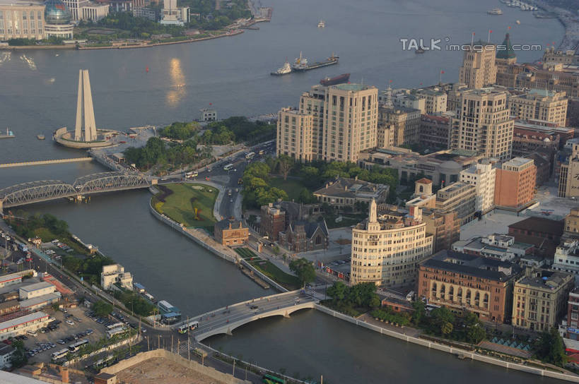 无人,公园,家,高楼大厦,横图,俯视,航拍,室外,白天,度假,河流,美景,水,植物,城市风光,标志建筑,城市,大桥,大厦,道路,地标,建筑,路,摩天大楼,桥梁,公路,上海,中国,亚洲,阴影,光线,影子,房屋,屋子,河水,景观,水流,公寓,斜拉桥,桥,交通,娱乐,建设,虹口区,黄浦江,洋房,楼房,住宅,树,树木,绿色,倒影,阳光,自然,外滩,享受,休闲,景色,放松,生长,成长,申,倒映,鸟瞰,黄浦区,浦西,苏州河,外白渡桥,乍浦路桥,东亚,人民英雄纪念塔,光陆大戏院,乍浦路,上海市,中华人民共和国,沪,华东地区,反照,斜张桥,黄浦公园,马路,彩图,高角度拍摄,房子,大楼,高层建筑,高楼,摩天楼,花园桥,威尔斯桥,纪念塔,上海市人民英雄纪念塔,博物院路,春申江,虎丘路,shzxz1