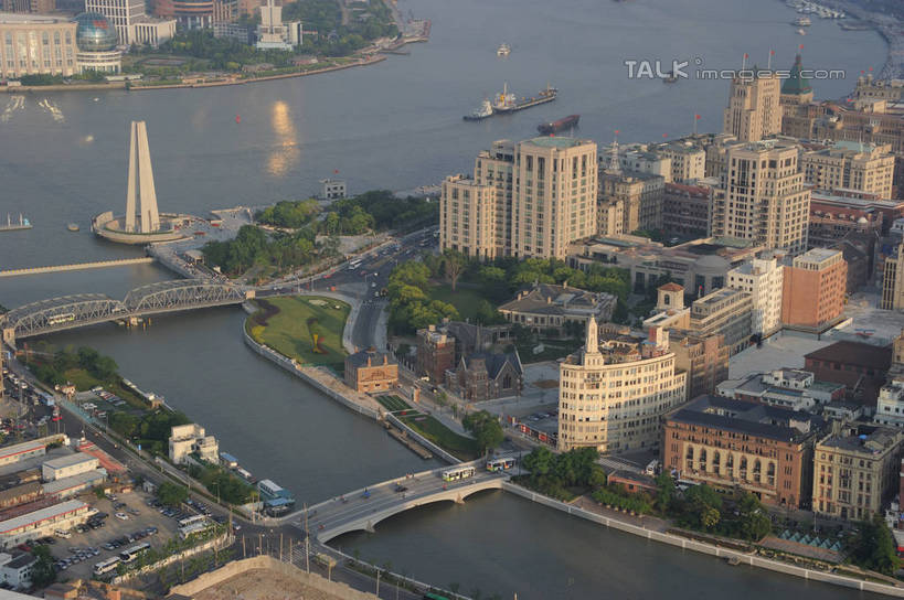 无人,公园,家,高楼大厦,横图,俯视,航拍,室外,白天,度假,河流,美景,水,植物,城市风光,标志建筑,城市,大桥,大厦,道路,地标,建筑,路,摩天大楼,桥梁,公路,上海,中国,亚洲,阴影,光线,影子,房屋,屋子,河水,景观,水流,公寓,斜拉桥,桥,交通,娱乐,建设,虹口区,黄浦江,洋房,楼房,住宅,树,树木,绿色,倒影,阳光,自然,外滩,享受,休闲,景色,放松,生长,成长,申,倒映,鸟瞰,黄浦区,浦西,苏州河,外白渡桥,乍浦路桥,东亚,人民英雄纪念塔,光陆大戏院,乍浦路,上海市,中华人民共和国,沪,华东地区,反照,斜张桥,黄浦公园,马路,彩图,高角度拍摄,房子,大楼,高层建筑,高楼,摩天楼,花园桥,威尔斯桥,纪念塔,上海市人民英雄纪念塔,博物院路,春申江,虎丘路,shzxz1