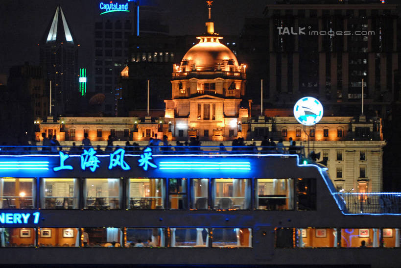 东方人,高楼大厦,站,横图,彩色,室外,夜晚,正面,度假,河流,美景,水,城市风光,城市,大厦,建筑,轮船,摩天大楼,霓虹灯,夜景,船,上海,中国,亚洲,行人,游客,游人,阴影,波纹,服装,光线,标志,文字,影子,字符,河水,景观,水流,灯光,七彩,涟漪,许多人,休闲装,黄种人,娱乐,光源,标识,建设,黄浦江,霓虹,路人,旅客,灯,衣服,倒影,水纹,交通工具,外滩,波浪,站着,一群人,享受,休闲,休闲服,汉字,景色,放松,服饰,申,倒映,照明设备,中文,载具,东亚,滨江大道,上海市,中华人民共和国,沪,华东地区,水晕,氖灯,国文,华文,反照,过客,男人,男性,年轻男性,年轻女性,女人,女性,亚洲人,站立,半身,彩图,大楼,高层建筑,高楼,摩天楼,shzxz1