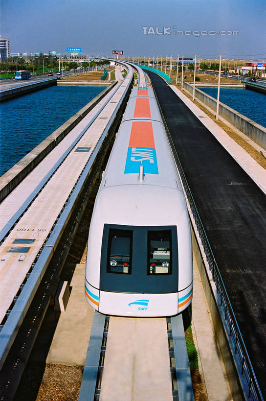 无人,竖图,俯视,室外,白天,度假,草地,草坪,美景,植物,城市风光,城市,上海,中国,亚洲,阴影,光线,影子,景观,娱乐,车,草,树,树木,蓝色,绿色,蓝天,天空,阳光,自然,交通工具,天,驾驶,行驶,享受,休闲,景色,放松,生长,晴朗,成长,操纵,迅速,快速,申,控制,载具,磁悬浮,东亚,操控,上海市,磁悬浮列车,万里无云,中华人民共和国,沪,华东地区,把持,晴空,晴空万里,彩图,高角度拍摄,磁悬浮技术,shzxz1