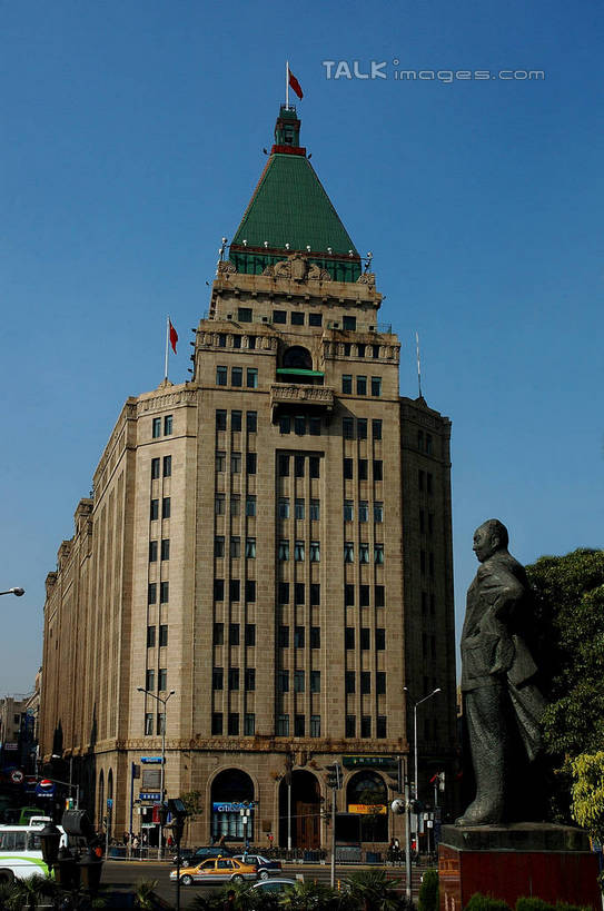 无人,餐厅,竖图,室外,白天,仰视,旅游,度假,植物,标志建筑,道路,地标,建筑,路,公路,雕塑,上海,中国,亚洲,阴影,艺术,装饰,光线,雕刻,雕像,影子,交通,娱乐,建设,树,树木,蓝色,绿色,蓝天,天空,阳光,自然,工艺品,天,享受,休闲,旅游胜地,放松,南京东路,生长,晴朗,成长,纪念,美术,申,主题,陈列,和平饭店,黄浦区,东亚,上海市,万里无云,中华人民共和国,沪,华东地区,功能,美学,晴空,晴空万里,马路,彩图,低角度拍摄,餐馆,饭店,饭馆,shzxz1