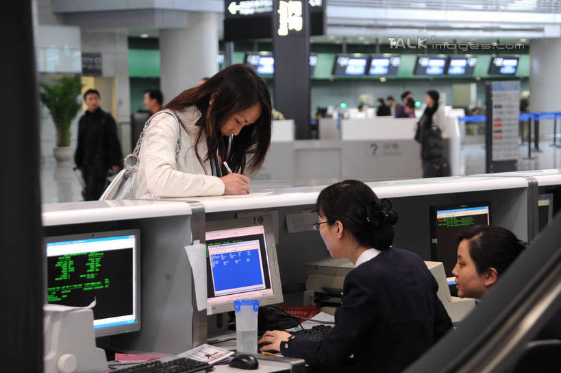 东方人,办公室,机场,站,坐,走,横图,室内,白天,正面,工作服,制服,度假,电脑,显示器,鼠标,键盘,美景,家具,桌子,城市风光,城市,飞机场,上海,中国,亚洲,服装,朦胧,模糊,网络,笔,材料,档案,文件,纸,办公桌,景观,办公用品,许多人,休闲装,黄种人,娱乐,输入设备,通讯设备,水笔,文具,衣服,手稿,学习用品,资料,航站楼,站着,一群人,享受,休闲,休闲服,台式电脑,景色,放松,服饰,虹桥机场,文具用品,证明,申,文档,通信设备,候机楼,输出设备,东亚,长宁区,上海市,中华人民共和国,沪,华东地区,虹桥路,办公家具,上海虹桥国际机场,工作制服,旅客航站楼,男人,男性,年轻男性,年轻女性,女人,女性,亚洲人,航空站,空港,步行,散步,站立,走路,坐着,半身,彩图,工作套服,shzxz1