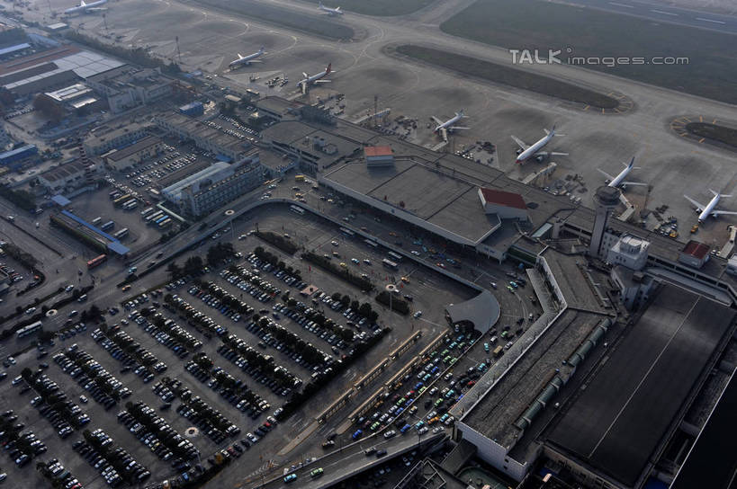 无人,机场,横图,俯视,航拍,室外,白天,度假,美景,城市风光,城市,飞机,飞机场,汽车,上海,中国,亚洲,停靠,阴影,光线,影子,景观,交通,娱乐,航空,车,阳光,停机坪,交通工具,轿车,享受,休闲,景色,放松,运输,虹桥机场,申,客机,鸟瞰,停泊,载具,东亚,长宁区,上海市,中华人民共和国,沪,华东地区,虹桥路,上海虹桥国际机场,彩图,高角度拍摄,shzxz1