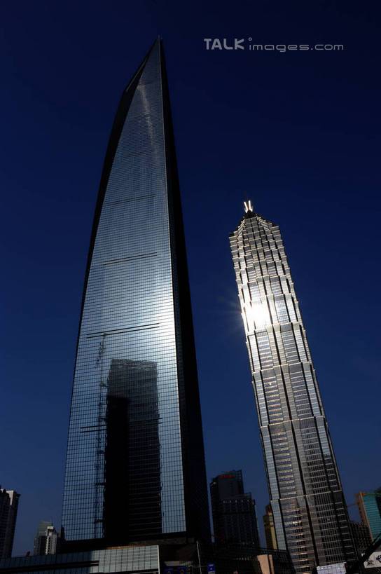 无人,高楼大厦,竖图,室外,白天,仰视,度假,美景,城市风光,标志建筑,城市,大厦,地标,建筑,摩天大楼,上海,中国,亚洲,阴影,光线,影子,景观,娱乐,建设,金茂大厦,浦东,蓝色,蓝天,天空,阳光,天,享受,休闲,景色,放松,环球金融中心,晴朗,申,柏悦酒店,金融中心,陆家嘴,陆家嘴金融贸易区,浦东新区,上海环球金融中心,东亚,上海市,万里无云,中华人民共和国,沪,华东地区,金茂大楼,环球金融中心大厦,晴空,晴空万里,彩图,低角度拍摄,大楼,高层建筑,高楼,摩天楼,shzxz1