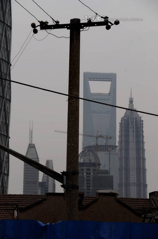 无人,高楼大厦,竖图,室外,白天,仰视,度假,美景,城市风光,标志建筑,城市,大厦,地标,建筑,摩天大楼,上海,中国,亚洲,电力,电线,电线杆,线,景观,电能,线路,娱乐,建设,金茂大厦,浦东,天空,天,享受,休闲,景色,放松,环球金融中心,电,电源,申,能量,柏悦酒店,金融中心,陆家嘴,陆家嘴金融贸易区,浦东新区,上海环球金融中心,东亚,上海市,中华人民共和国,沪,华东地区,金茂大楼,环球金融中心大厦,彩图,低角度拍摄,大楼,高层建筑,高楼,摩天楼,shzxz1