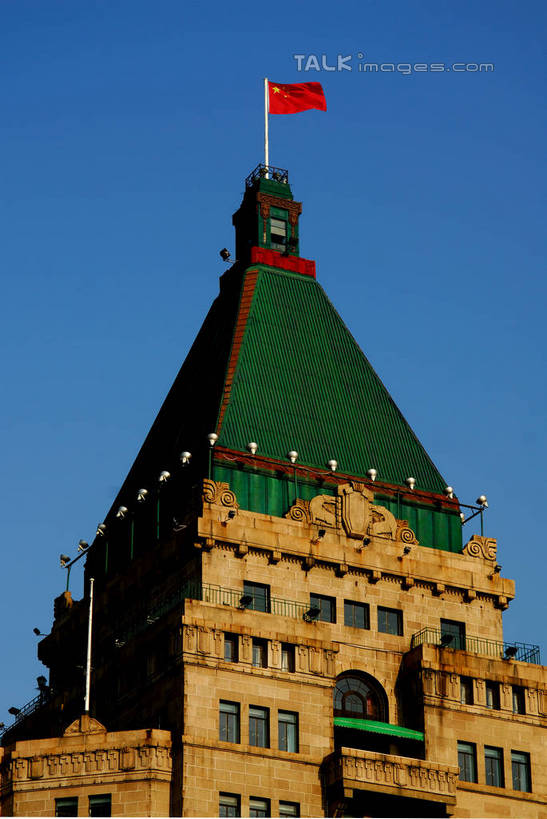 无人,高楼大厦,竖图,室外,白天,仰视,度假,美景,城市风光,标志建筑,城市,大厦,地标,建筑,摩天大楼,旗帜,国旗,上海,中国,亚洲,一面,阴影,飘扬,光线,影子,景观,娱乐,建设,黄浦江,五星红旗,蓝色,蓝天,天空,阳光,外滩,天,享受,休闲,景色,放松,晴朗,飘逸,申,飞扬,黄浦区,中国国旗,东亚,沙逊大厦,中山东一路,上海市,万里无云,中华人民共和国,沪,华东地区,旗,晴空,晴空万里,彩图,低角度拍摄,大楼,高层建筑,高楼,摩天楼,红地五星旗,中华人民共和国国旗,黄埔滩,上海外滩,外黄埔滩,shzxz1