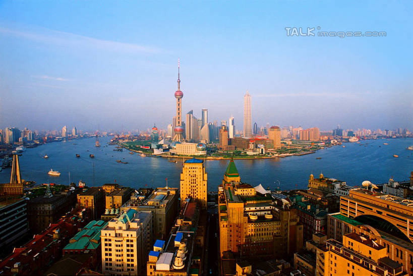 无人,家,高楼大厦,横图,全景,俯视,航拍,室外,白天,度假,河流,美景,水,天际线,植物,城市风光,标志建筑,城市,大厦,地标,建筑,摩天大楼,上海,中国,亚洲,阴影,光线,影子,房屋,屋子,河水,景观,水流,云,云朵,公寓,云彩,娱乐,建设,东方明珠,黄浦江,金茂大厦,浦东,洋房,楼房,住宅,树,树木,蓝色,绿色,白云,蓝天,天空,阳光,自然,外滩,天,享受,休闲,景色,放松,环球金融中心,生长,晴朗,成长,申,鸟瞰,电视塔,柏悦酒店,国际贸易金融中心,合生国际大厦,花旗集团大厦,金融中心,陆家嘴,陆家嘴金融中心,浦东新区,上海环球金融中心,香格里拉酒店,震旦国际大楼,东亚,东方明珠电视塔,滨江大道,上海国际会议中心,上海国际新闻中心,上海市,中华人民共和国,沪,华东地区,晴空,彩图,高角度拍摄,房子,大楼,高层建筑,高楼,摩天楼,黄埔滩,上海外滩,外黄埔滩,春申江,shzxz1