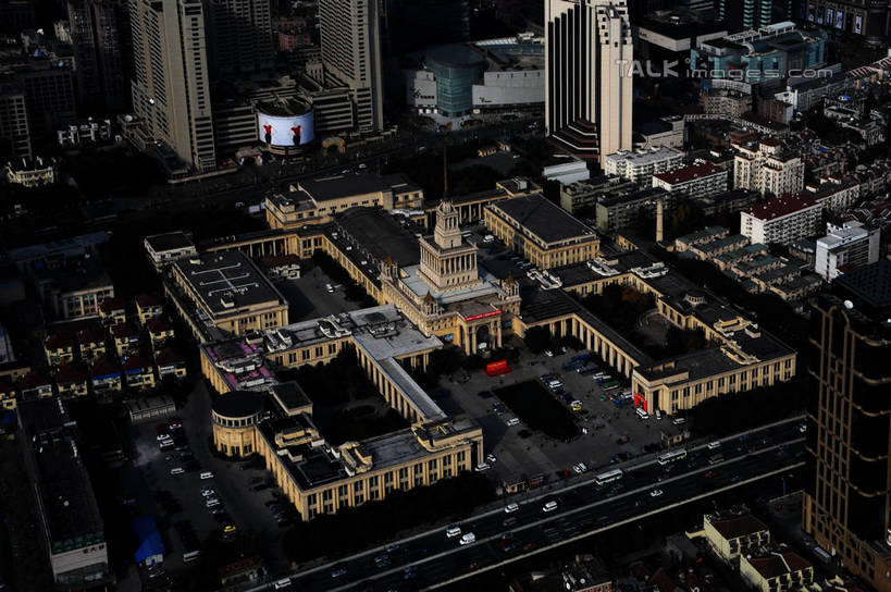 无人,博物馆,高楼大厦,横图,全景,俯视,航拍,室外,白天,度假,美景,天际线,植物,城市风光,标志建筑,城市,大厦,道路,地标,建筑,路,摩天大楼,公路,汽车,上海,中国,亚洲,研究,景观,分界线,停车线,交通,教育,娱乐,建设,浦东,车,树,树木,绿色,自然,交通工具,轿车,享受,休闲,景色,放松,生长,成长,展览,车行道,车行道分界线,申,鸟瞰,欣赏,载具,标线,陈列,浦东新区,东亚,车行线,上海市,中华人民共和国,沪,华东地区,上海浦东展览馆,典藏,马路,彩图,高角度拍摄,大楼,高层建筑,高楼,摩天楼,shzxz1