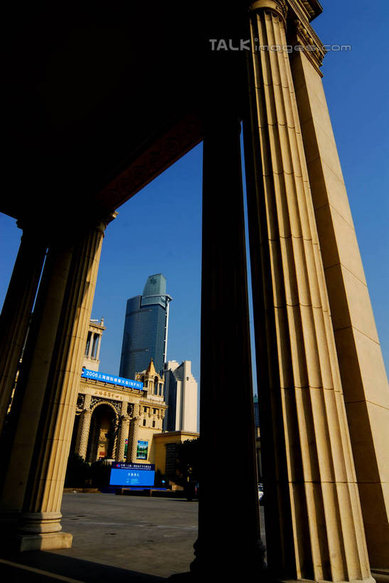 无人,博物馆,高楼大厦,竖图,室外,白天,仰视,旅游,度假,办公楼,石头,标志建筑,大厦,地标,建筑,摩天大楼,写字楼,上海,中国,亚洲,阴影,研究,光线,石子,影子,柱子,教育,娱乐,建设,浦东,蓝色,蓝天,天空,阳光,楼宇,天,享受,休闲,旅游胜地,商务楼,放松,晴朗,展览,申,欣赏,陈列,浦东新区,东亚,上海市,万里无云,中华人民共和国,沪,华东地区,上海浦东展览馆,典藏,石块,晴空,晴空万里,彩图,低角度拍摄,大楼,高层建筑,高楼,摩天楼,shzxz1