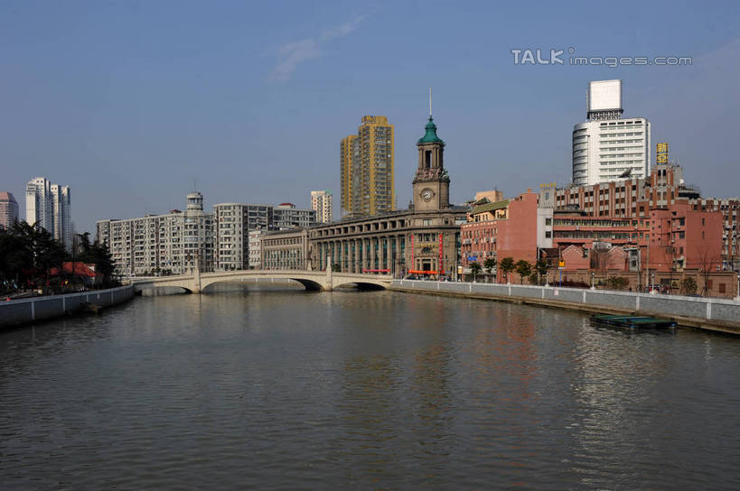 无人,高楼大厦,横图,室外,白天,正面,度假,河流,美景,水,城市风光,标志建筑,城市,大厦,地标,建筑,摩天大楼,上海,中国,亚洲,阴影,波纹,光线,影子,河水,景观,水流,云,云朵,涟漪,云彩,娱乐,建设,虹口区,蓝色,白云,倒影,蓝天,水纹,天空,阳光,波浪,天,享受,休闲,景色,放松,晴朗,申,倒映,苏州河,吴淞江,东亚,上海市,上海邮政大楼,上海邮电大楼,上海邮政博物馆,中华人民共和国,沪,华东地区,水晕,反照,晴空,彩图,大楼,高层建筑,高楼,摩天楼,上海邮政总局,shzxz1