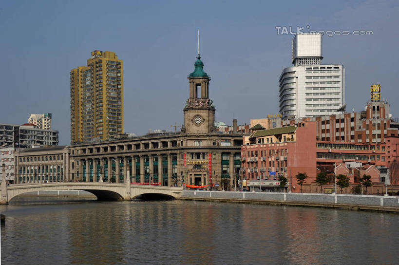 无人,高楼大厦,横图,室外,白天,正面,度假,河流,美景,水,城市风光,标志建筑,城市,大厦,地标,建筑,摩天大楼,上海,中国,亚洲,阴影,波纹,光线,影子,河水,景观,水流,云,云朵,涟漪,云彩,娱乐,建设,虹口区,蓝色,白云,倒影,蓝天,水纹,天空,阳光,波浪,天,享受,休闲,景色,放松,晴朗,申,倒映,苏州河,吴淞江,东亚,上海市,上海邮政大楼,上海邮电大楼,上海邮政博物馆,中华人民共和国,沪,华东地区,水晕,反照,晴空,彩图,大楼,高层建筑,高楼,摩天楼,上海邮政总局,shzxz1