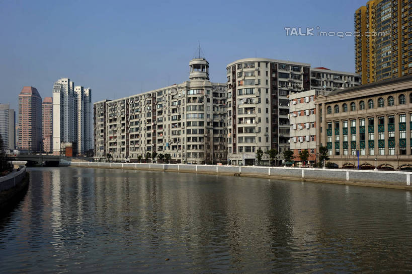 无人,高楼大厦,横图,室外,白天,正面,度假,河流,美景,水,城市风光,标志建筑,城市,大厦,地标,建筑,摩天大楼,上海,中国,亚洲,阴影,波纹,光线,影子,河水,景观,水流,涟漪,娱乐,建设,蓝色,倒影,蓝天,水纹,天空,阳光,波浪,天,享受,休闲,景色,放松,晴朗,申,倒映,苏州河,吴淞江,东亚,上海市,万里无云,中华人民共和国,沪,华东地区,水晕,反照,晴空,晴空万里,彩图,大楼,高层建筑,高楼,摩天楼,shzxz1