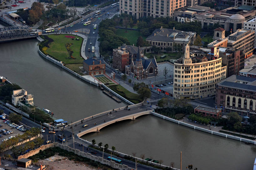 无人,家,高楼大厦,横图,全景,俯视,航拍,室外,白天,度假,河流,美景,水,天际线,植物,城市风光,标志建筑,城市,大厦,道路,地标,建筑,路,摩天大楼,公路,汽车,上海,中国,亚洲,阴影,曲折,弯曲,光线,影子,房屋,屋子,河水,景观,水流,公寓,交通,娱乐,建设,洋房,楼房,住宅,车,树,树木,绿色,阳光,自然,交通工具,轿车,享受,休闲,景色,放松,蜿蜒,生长,成长,申,鸟瞰,载具,苏州河,吴淞江,东亚,上海市,中华人民共和国,沪,华东地区,马路,彩图,高角度拍摄,房子,大楼,高层建筑,高楼,摩天楼,shzxz1