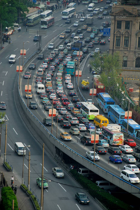 无人,栏杆,竖图,俯视,室外,白天,度假,美景,植物,城市风光,城市,道路,路,路灯,公路,汽车,照明,上海,中国,亚洲,景观,围栏,灯光,分界线,停车线,交通,娱乐,虹口区,护栏,车,灯,树,树木,绿色,自然,交通工具,轿车,享受,休闲,景色,放松,生长,成长,车行道,车行道分界线,照亮,申,照明设备,载具,标线,东亚,车行线,上海市,上海邮政大楼,上海邮电大楼,上海邮政博物馆,中华人民共和国,沪,华东地区,马路,彩图,高角度拍摄,上海邮政总局,shzxz1