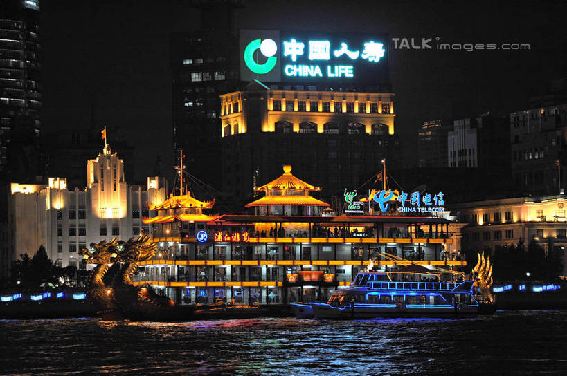 无人,高楼大厦,横图,彩色,室外,夜晚,正面,长时间曝光,度假,河流,美景,水,植物,城市风光,标志建筑,城市,大厦,地标,建筑,摩天大楼,霓虹灯,夜景,上海,中国,亚洲,阴影,波纹,朦胧,模糊,光线,标志,文字,影子,字符,河水,景观,水流,灯光,七彩,涟漪,娱乐,光源,标识,建设,黄浦江,霓虹,灯,树,树木,绿色,倒影,水纹,自然,外滩,波浪,享受,休闲,汉字,景色,放松,生长,成长,申,倒映,照明设备,中文,曝光,黄浦区,浦西,东亚,万国建筑博览群,外滩万国建筑博览群,上海海关大楼,海关大楼,中山东一路,上海市,中华人民共和国,沪,华东地区,水晕,氖灯,国文,华文,反照,彩图,大楼,高层建筑,高楼,摩天楼,黄埔滩,上海外滩,外黄埔滩,shzxz1