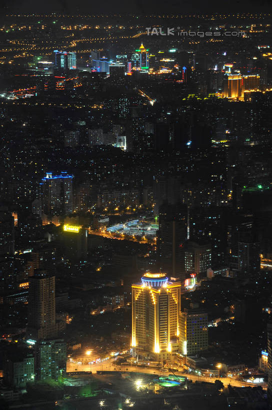 无人,高楼大厦,商店,竖图,全景,俯视,航拍,室外,夜晚,长时间曝光,购物,度假,消费,美景,天际线,城市风光,标志建筑,超市,城市,大厦,地标,建筑,路灯,摩天大楼,商场,夜景,照明,上海,中国,亚洲,阴影,朦胧,模糊,光线,影子,景观,灯光,娱乐,建设,灯,享受,休闲,景色,放松,金融,百货,照亮,申,照明设备,鸟瞰,曝光,选购,贸易,百货公司,杨浦区,东亚,上海市,五角场,中华人民共和国,沪,华东地区,血拼,彩图,高角度拍摄,大楼,高层建筑,高楼,购物商场,购物中心,摩天楼,商业中心,shzxz1