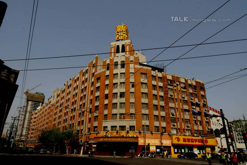 无人,宾馆,高楼大厦,横图,室外,白天,仰视,度假,美景,植物,窗户,城市风光,标志建筑,城市,大厦,道路,地标,建筑,酒店,路,摩天大楼,公路,上海,中国,亚洲,一排,许多,阴影,整齐,并列,并排,电力,光线,电线,线,影子,墙,景观,云,云朵,电能,交通,很多,线路,云彩,娱乐,建设,虹口区,玻璃窗,墙壁,墙面,树,树木,排列,蓝色,绿色,白云,蓝天,天空,阳光,自然,天,享受,休闲,景色,放松,生长,晴朗,成长,电,电源,电源线,旅社,申,队列,能量,平行,东亚,新亚大酒店,上海市,中华人民共和国,沪,华东地区,闸北区,晴空,马路,彩图,低角度拍摄,大楼,高层建筑,高楼,客店,客栈,旅店,旅馆,摩天楼,商旅,天潼路,shzxz1