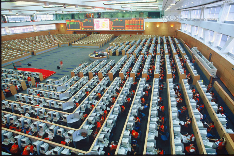 无人,横图,俯视,室内,白天,电脑,显示器,鼠标,键盘,桌子,上海,中国,亚洲,一排,许多,阴影,整齐,并列,并排,光线,网络,影子,灯光,很多,输入设备,通讯设备,书桌,浦东,排列,课桌,台式电脑,申,队列,通信设备,平行,输出设备,上海证券交易所,浦东新区,东亚,上海市,中华人民共和国,沪,华东地区,彩图,高角度拍摄,上交所,上证所,shzxz1