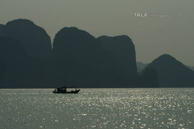 无人,横图,室外,白天,正面,旅游,度假,海浪,海洋,美景,山,山脉,船,越南,亚洲,一艘,阴影,波纹,光线,影子,景观,浪花,山峰,木船,涟漪,山峦,娱乐,倒影,水纹,天空,阳光,自然,海水,交通工具,波浪,群山,天,享受,休闲,景色,放松,东南亚,倒映,舟,自然风光,载具,海景,下龙湾,越南社会主义共和国,水晕,自然遗产,广宁省,反照,大海,风浪,海,海水的波动,近岸浪,涌浪,彩图,shzyn1