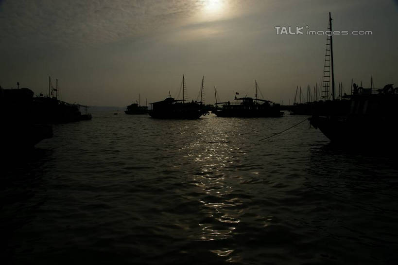 无人,横图,室外,白天,正面,旅游,度假,海浪,海洋,美景,日落,船,越南,亚洲,阴影,波纹,光线,影子,景观,浪花,晚霞,霞光,落日,木船,涟漪,娱乐,倒影,水纹,阳光,自然,海水,黄昏,交通工具,波浪,享受,休闲,景色,彩霞,放松,东南亚,倒映,舟,自然风光,载具,海景,下龙湾,越南社会主义共和国,水晕,自然遗产,广宁省,夕照,反照,薄暮,大海,风浪,海,海水的波动,近岸浪,涌浪,夕阳,彩图,傍晚,斜阳,shzyn1